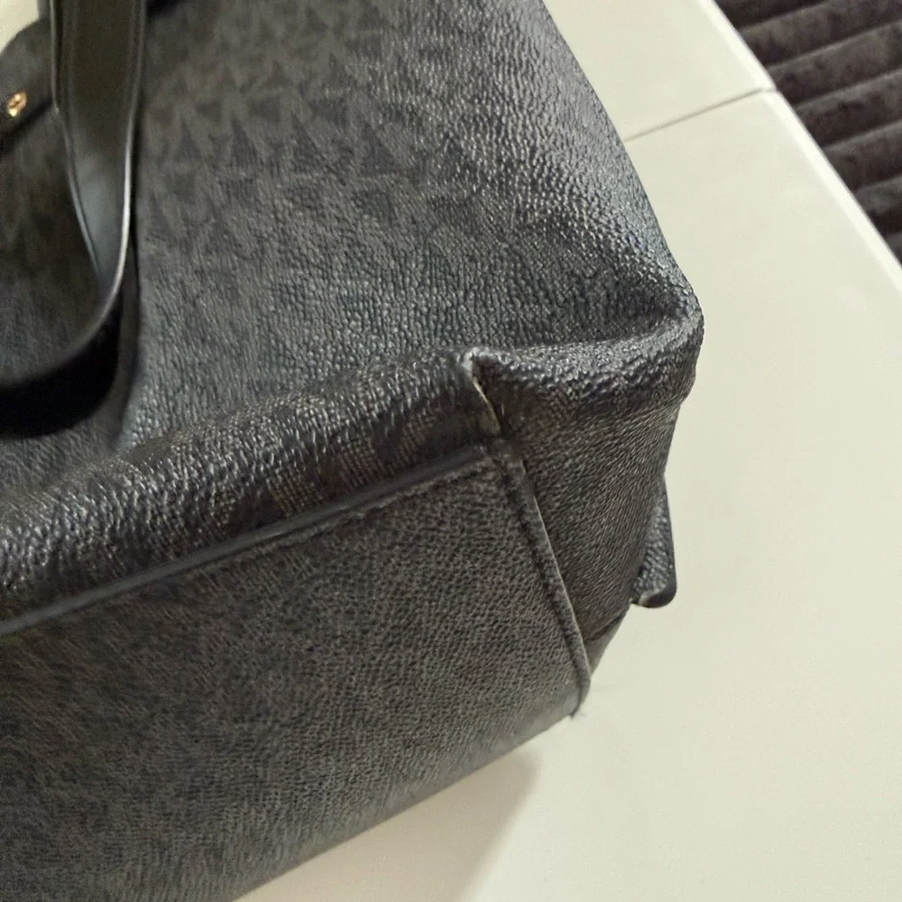 Michael Kors Emilia Large East West Bucket Tote Bag - Picture 8 of 9